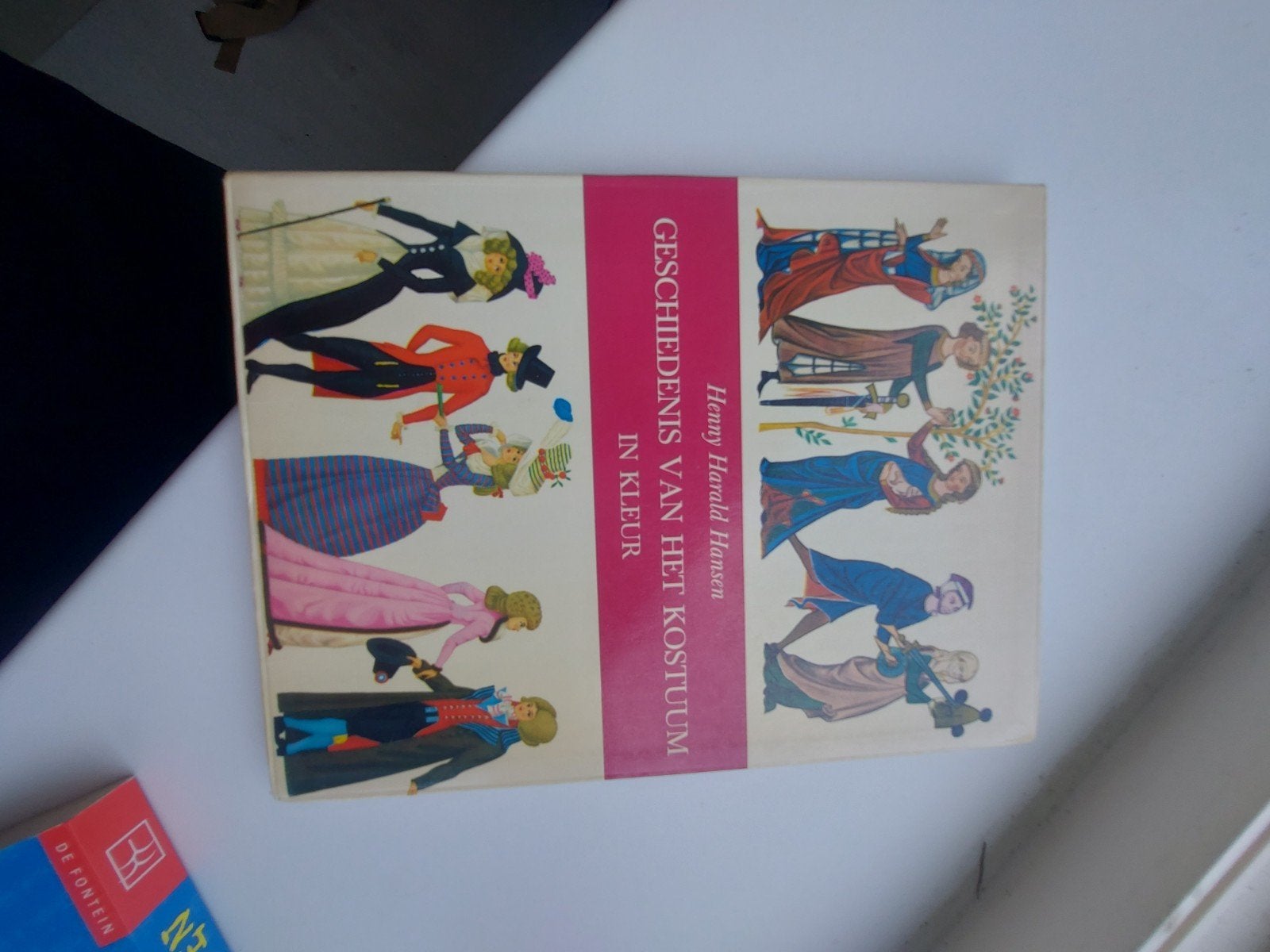 Geschiedenis van het Kostuum in Kleur - Henny Harald Hansen, Ophalen of Verzenden, Gelezen, Overige onderwerpen, Henny Harald Hansen