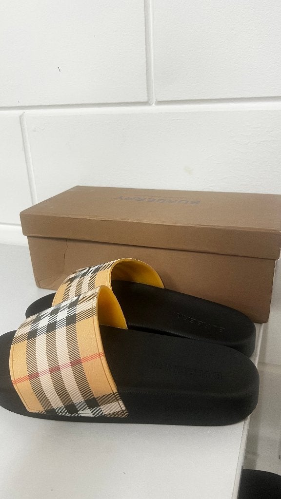 Burberry Slippers – Maat 38 | Nieuw | Complete Set, Kleding | Dames, Schoenen, Slippers, Beige, Nieuw, Ophalen of Verzenden