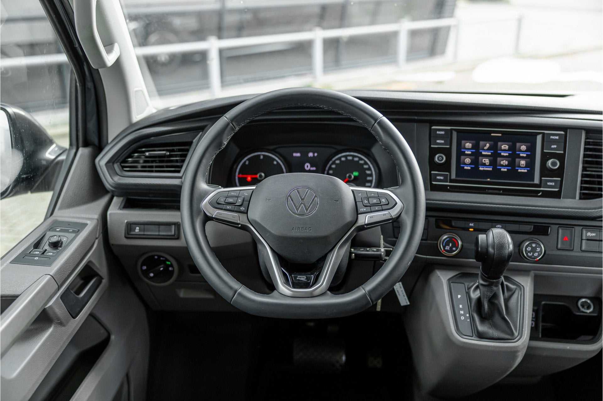 Foto 15 van Volkswagen Transporter T6.1 2.0 TDI L2H1 DC 4Motion | Dubbel