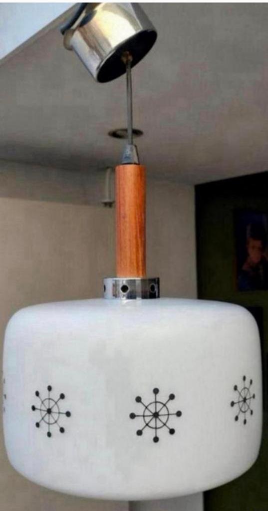 Vintage Deense Hanglamp Opaalglas & Teakhout – Jaren '50/'60, Huis en Inrichting, Kasten | Televisiemeubels, Minder dan 100 cm