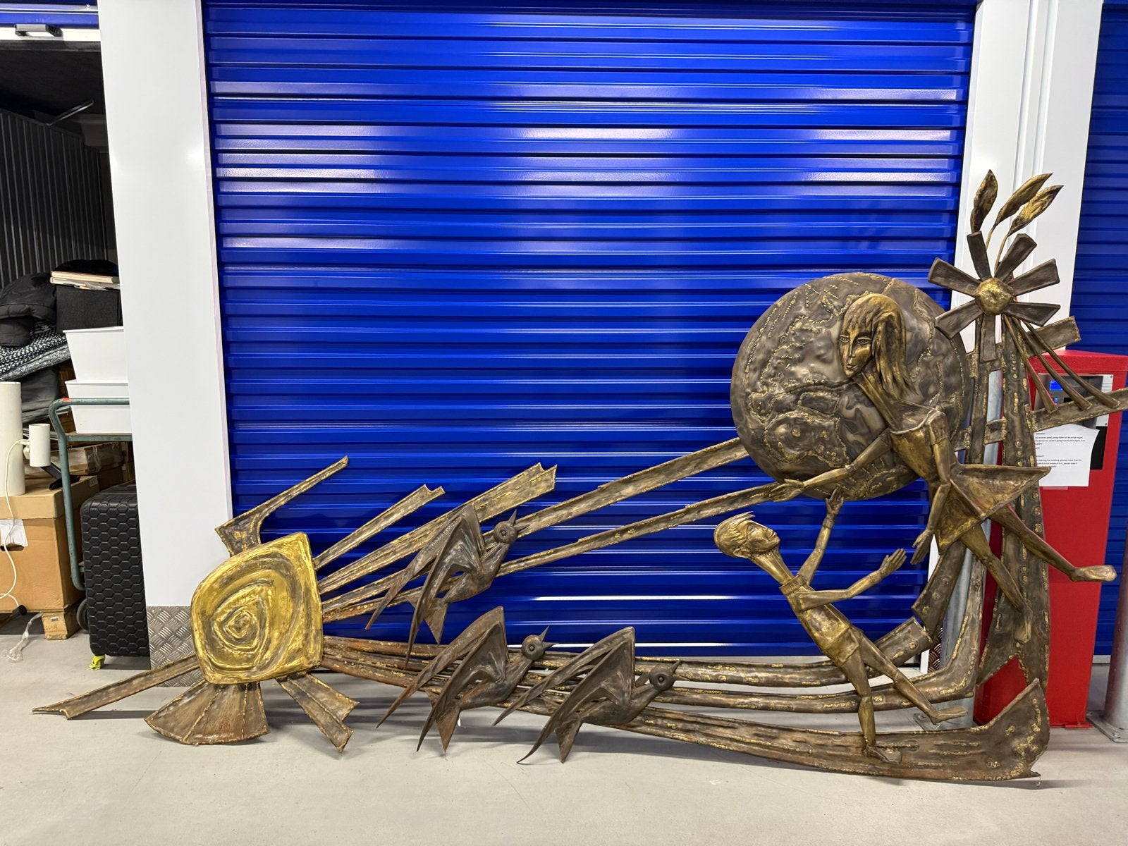 Groot vintage metalen kunstwerk: Zon, mensen en vogels, Antiek en Kunst, Kunst | Designobjecten, 145 cm, Goud, Ophalen of Verzenden