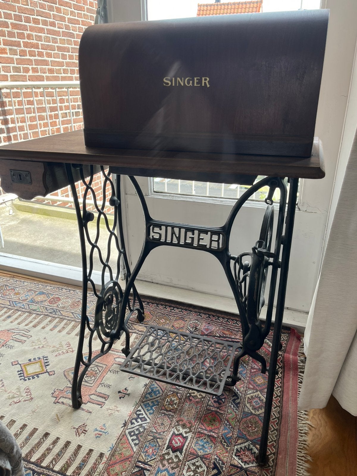 Antieke naaimachine, Ophalen