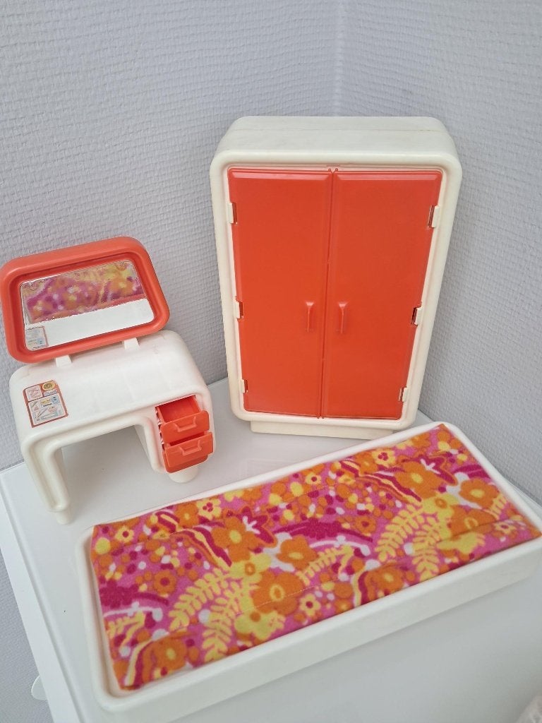 Vintage Barbie slaapkamer: Bed, bureau, Kledingkast, Verzamelen, Ophalen of Verzenden, Zo goed als nieuw, Overige typen