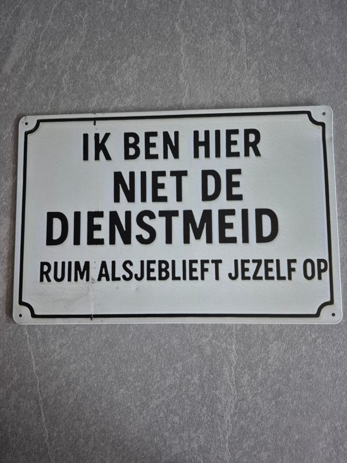 Emaille bord 'Ik ben hier niet de dienstmeid', Vintage, Ophalen of Verzenden, Zo goed als nieuw, Metaal