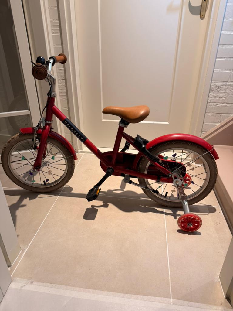 Veloretti kinderfiets 16 inch rood met zijwieltjes en slot, Fietsen en Brommers, Ophalen, Gebruikt, 16 tot 20 inch, Zijwieltjes