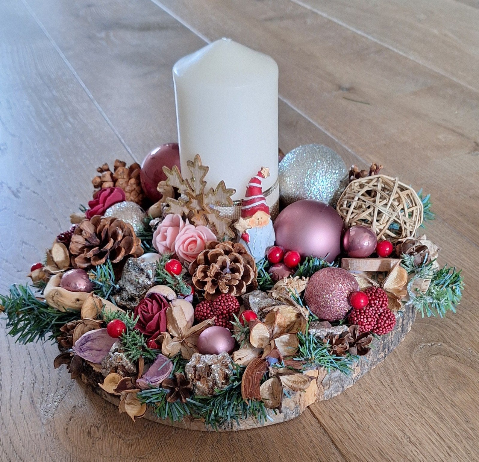 Roze/zilverkleurige handgemaakte kerstdecoratie op brede boo, Ophalen