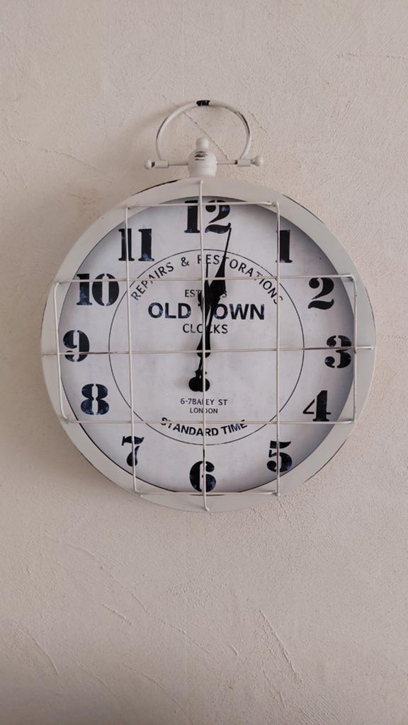 Vintage Wandklok 'Old Town Clocks' - Wit Metaal, Huis en Inrichting, Woonaccessoires | Klokken, Ophalen of Verzenden, Zo goed als nieuw