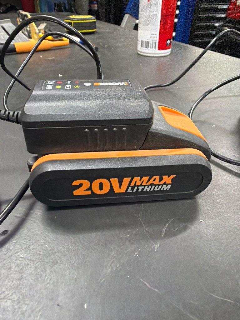 Work accu plus lader 20v, Doe-het-zelf en Verbouw, Gereedschap | Machine-onderdelen en Toebehoren, Ophalen, Zo goed als nieuw