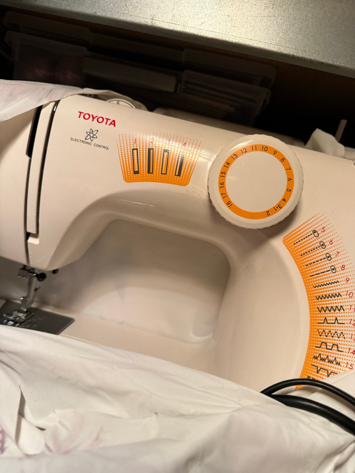 Toyota naaimachine - Elektronische bediening, Ophalen of Verzenden, Gebruikt, Naaimachine, Overige merken