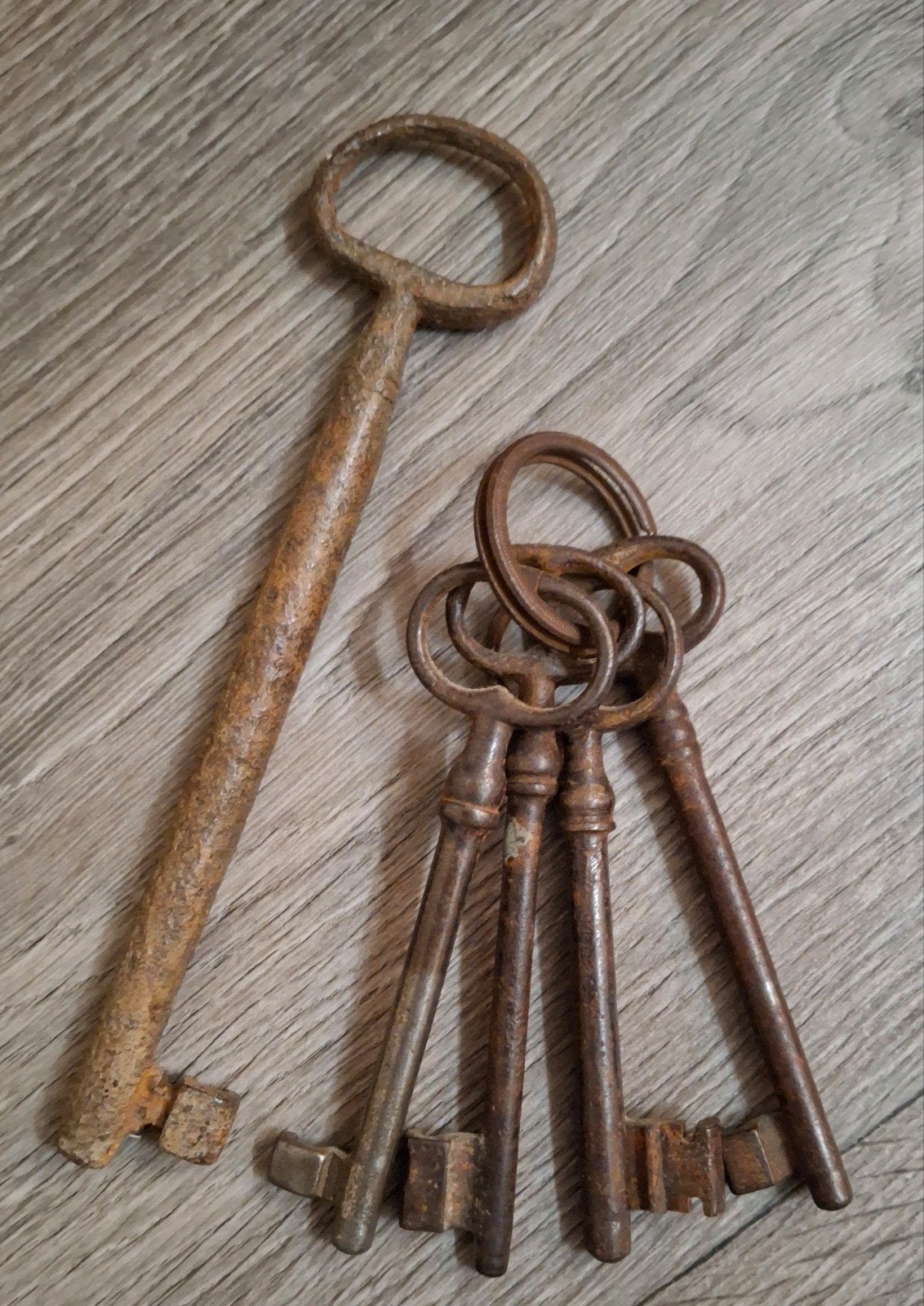 5 Antieke sleutels met geleefd patina, Antiek en Kunst, Ophalen of Verzenden