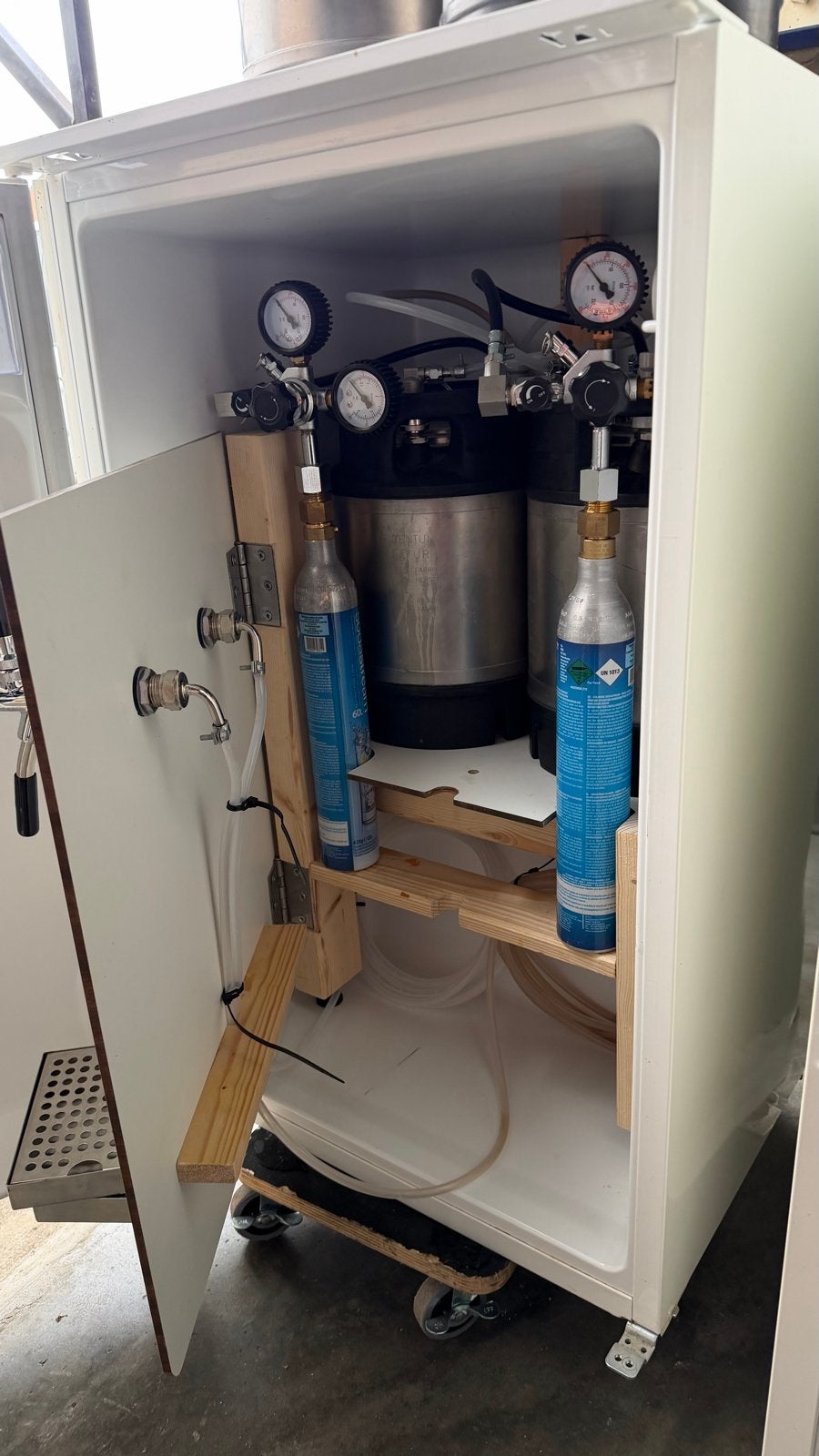 Bierkoelkast met tapinstallatie en Cornelius fusten, Ophalen, Gebruikt, Overige merken