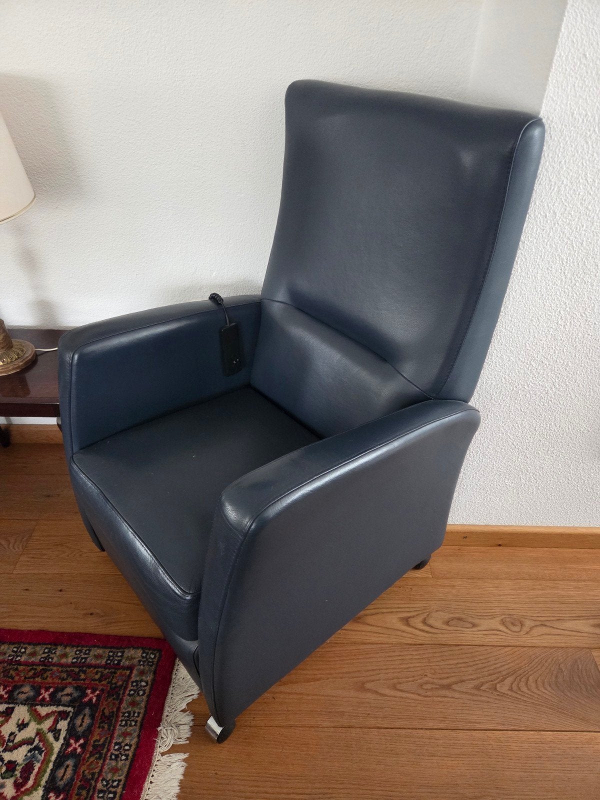 Comfortabele blauwe leren relaxfauteuil met voetensteun, Gebruikt, Modern comfort, Ophalen of Verzenden, 50 tot 75 cm