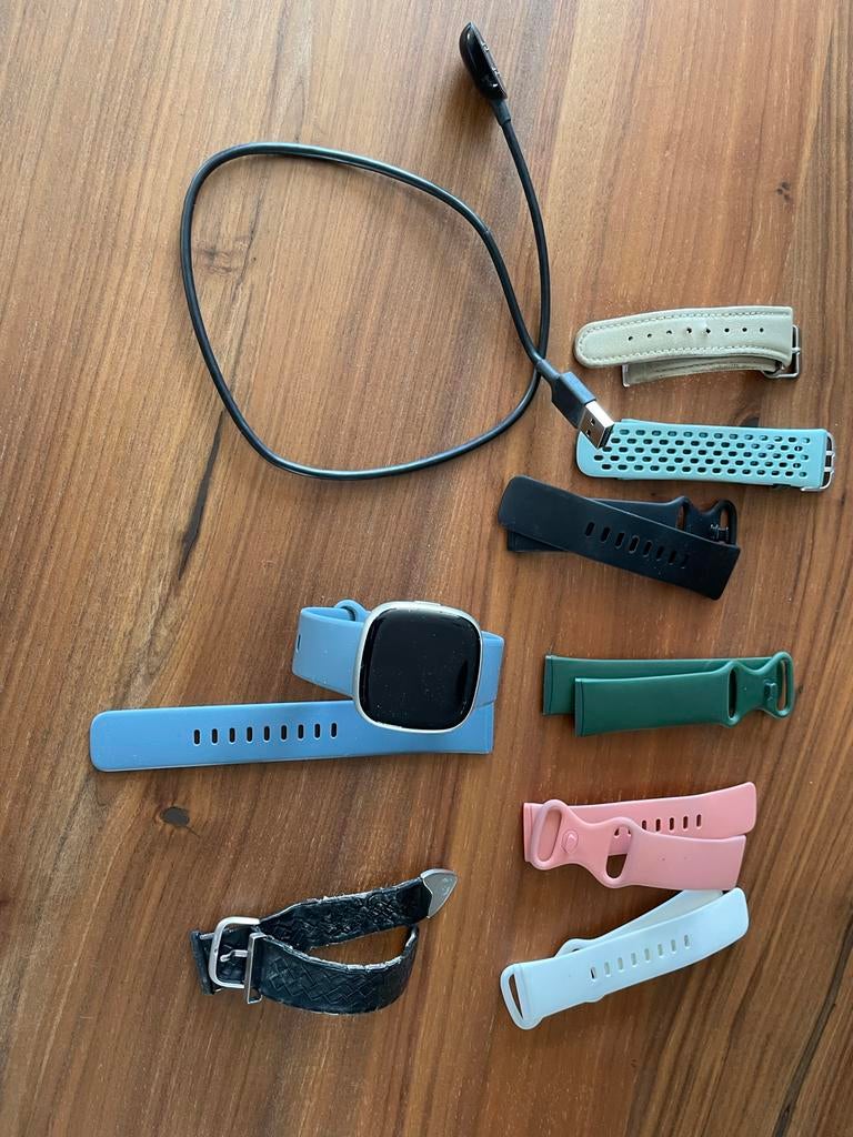 Fitbit Versa 4 met diverse bandjes, Sieraden, Tassen en Uiterlijk, Activity trackers, Gebruikt, Blauw, Ophalen of Verzenden