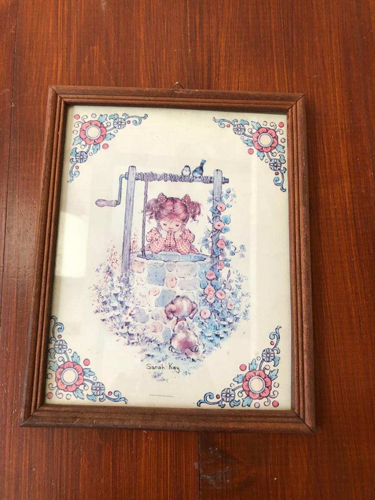 Lieve brocante prent van Sarah Kay in houten lijstje. retro, Antiek en Kunst, Ophalen of Verzenden