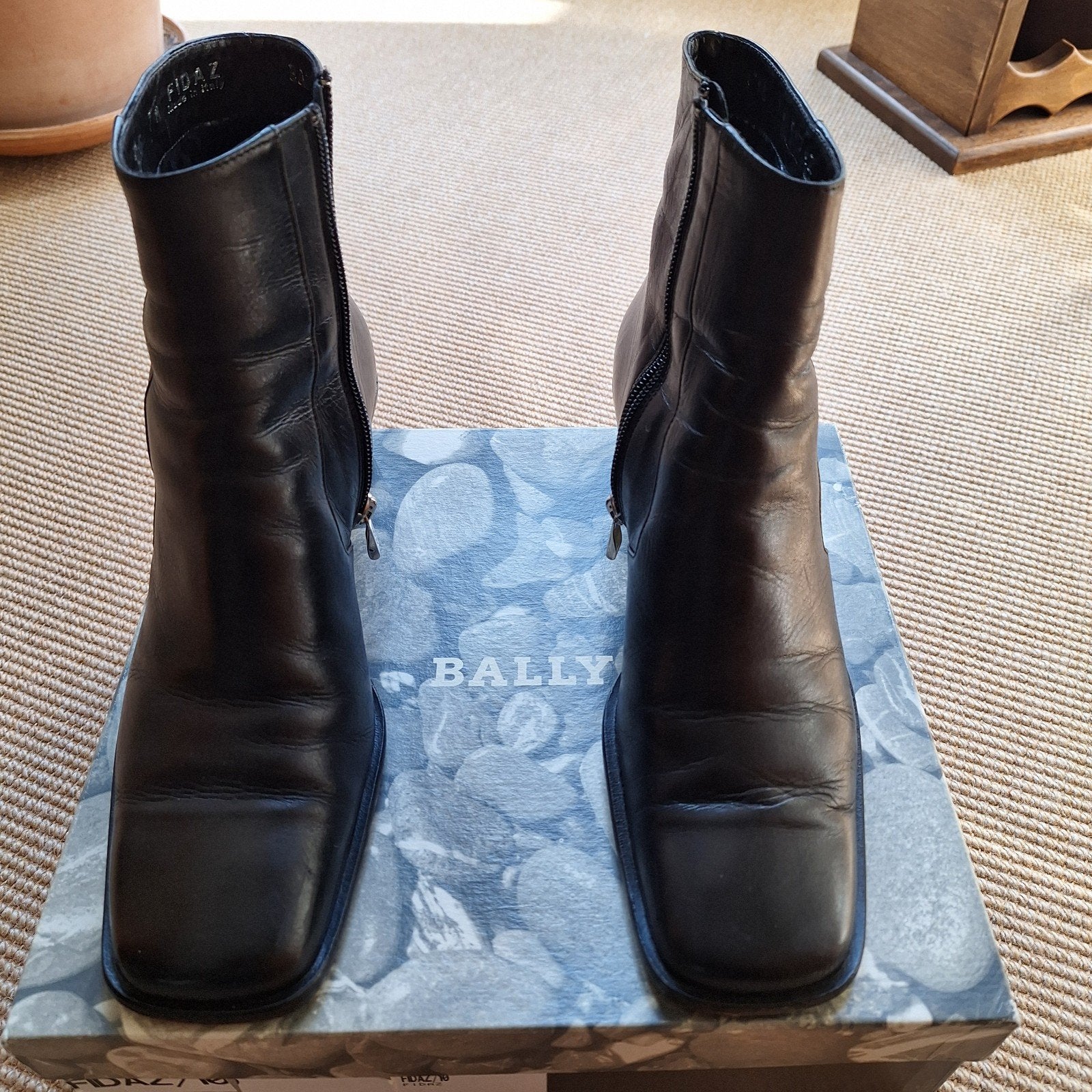 Bally enkellaarsje zwt maat 37,5, Kleding | Dames, Zwart, Ophalen of Verzenden, Zo goed als nieuw, Bally