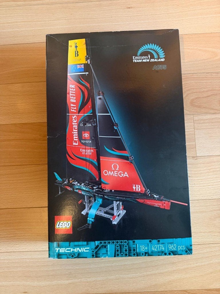 Foto 2 van Lego 42174 Emirates Team New Zealand AC75 Yacht