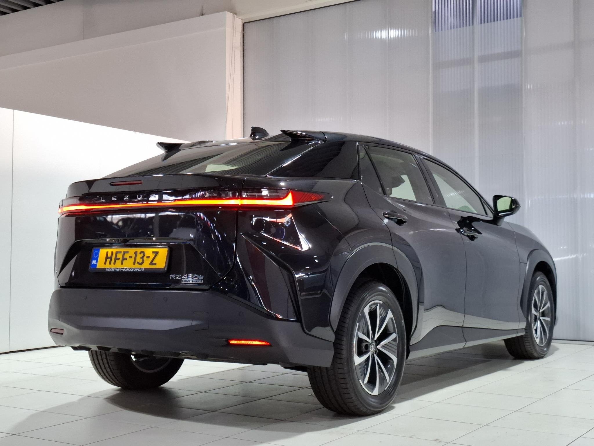 Lexus RZ 450e Comfort Line 71 kWh / 4WD/ NIEUW / 17% bijtell, Auto's, Lexus, Automaat, Dealer onderhouden, Stof, Gebruikt