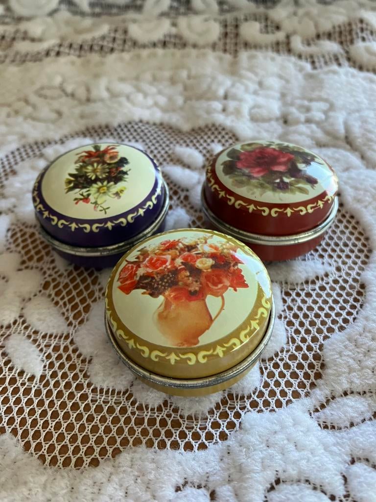 Drie vintage pillendoosjes met bloemen, Ophalen of Verzenden