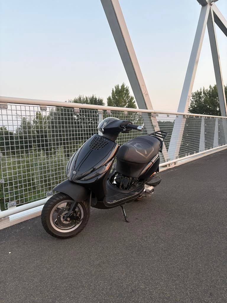 Piaggio zip brom 125cc AC, Fietsen en Brommers, Scooters | Piaggio, Ophalen, Maximaal 45 km/u, Zip, Zo goed als nieuw