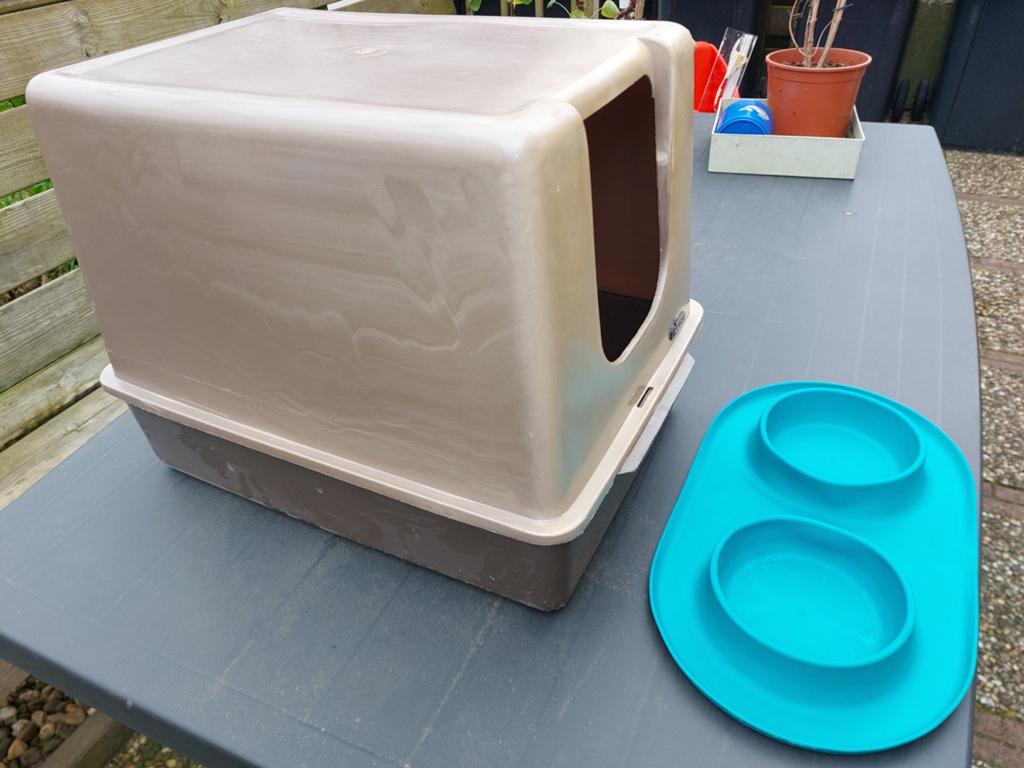 Kattenbak en voedselbakhouder., Ophalen of Verzenden, Gebruikt, Open