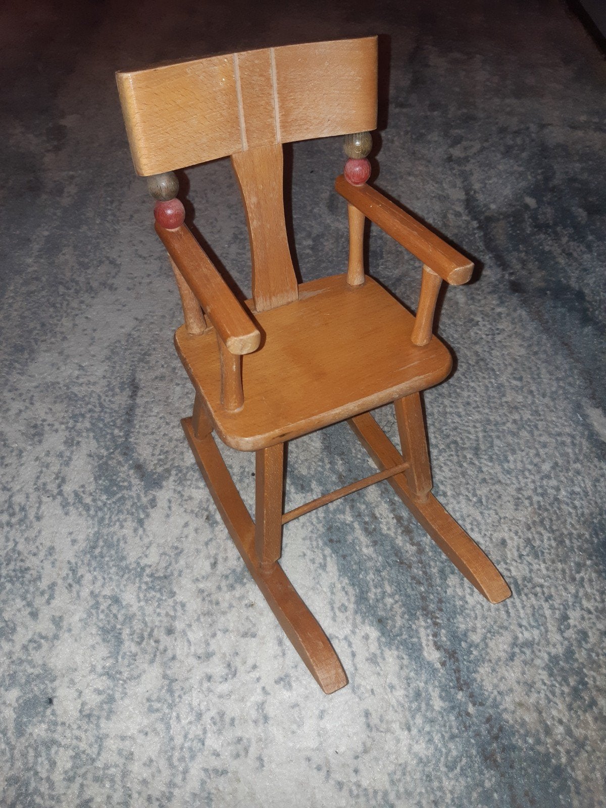 Vintage houten poppenstoeltje - schommelstoel, Verzenden, Gebruikt, Babypop