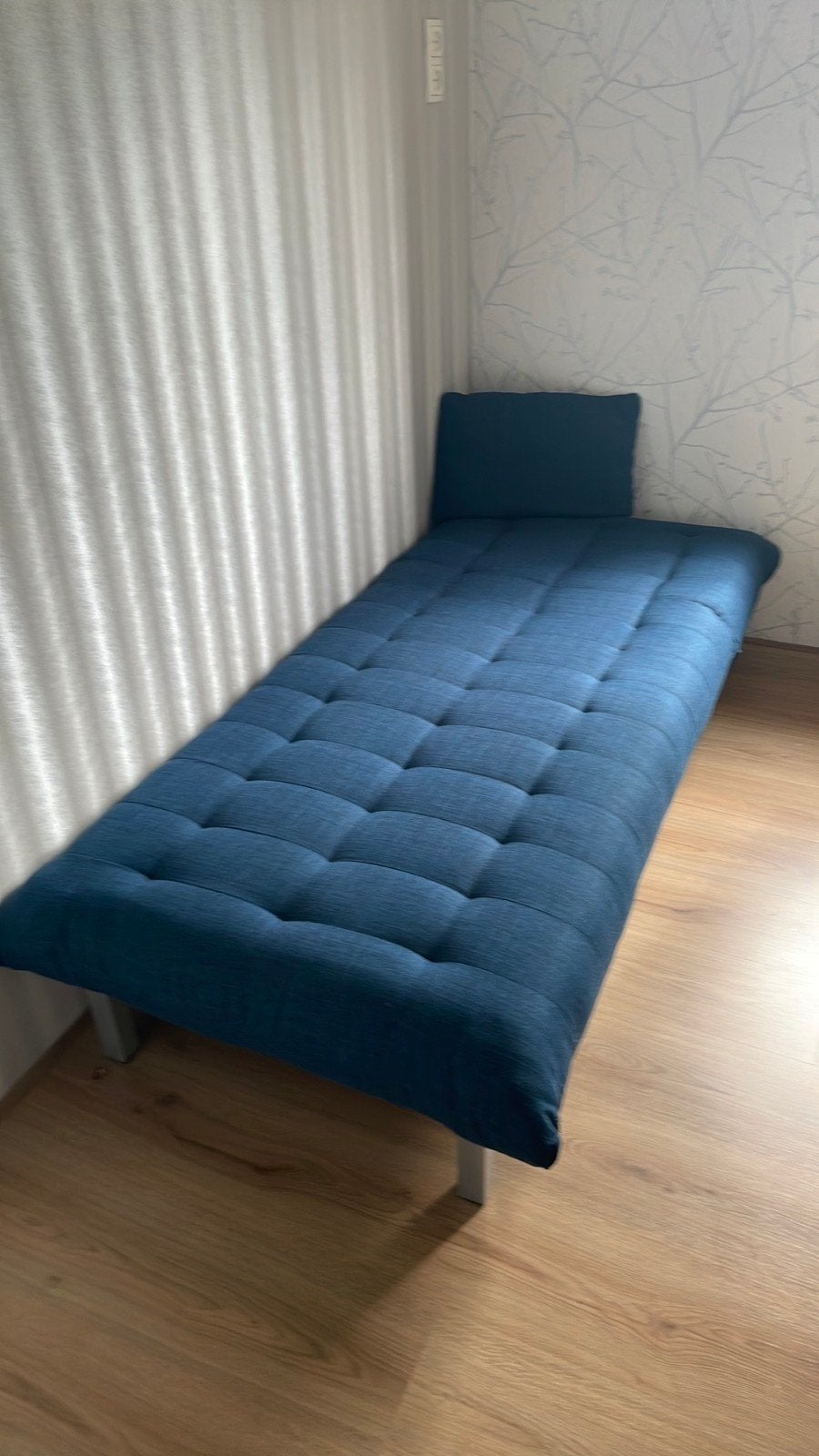 Blauwe slaapbank/ligbed - verstelbaar, 90 cm, Eenpersoons, Blauw, Zo goed als nieuw