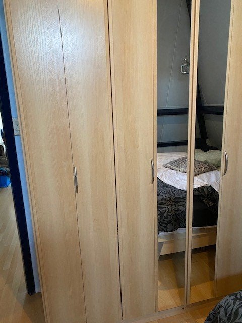Te koop: Kledingkast met vouwdeuren en spiegel, Huis en Inrichting, Kasten | Kledingkasten, Gebruikt, 100 tot 150 cm, Verzenden