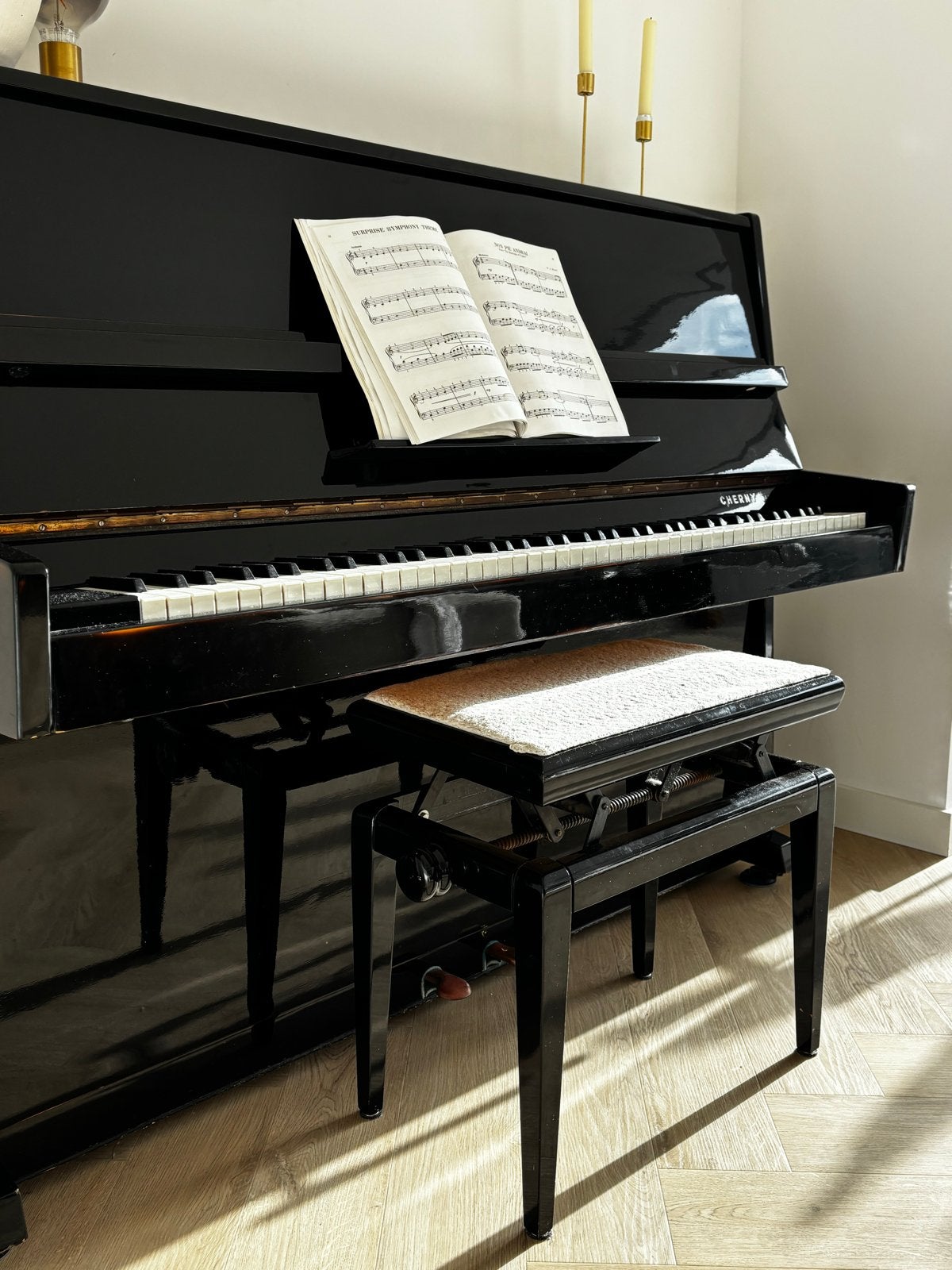Zwarte Cherny Piano met Hoogglans Afwerking en Kruk, Gebruikt, Zwart, Ophalen of Verzenden, Piano