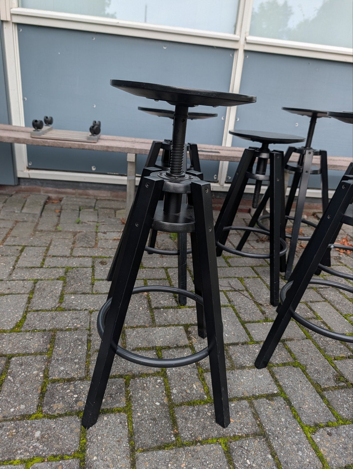 Foto 3 van Zwarte houten barkrukken, zithoogte verstelbaar