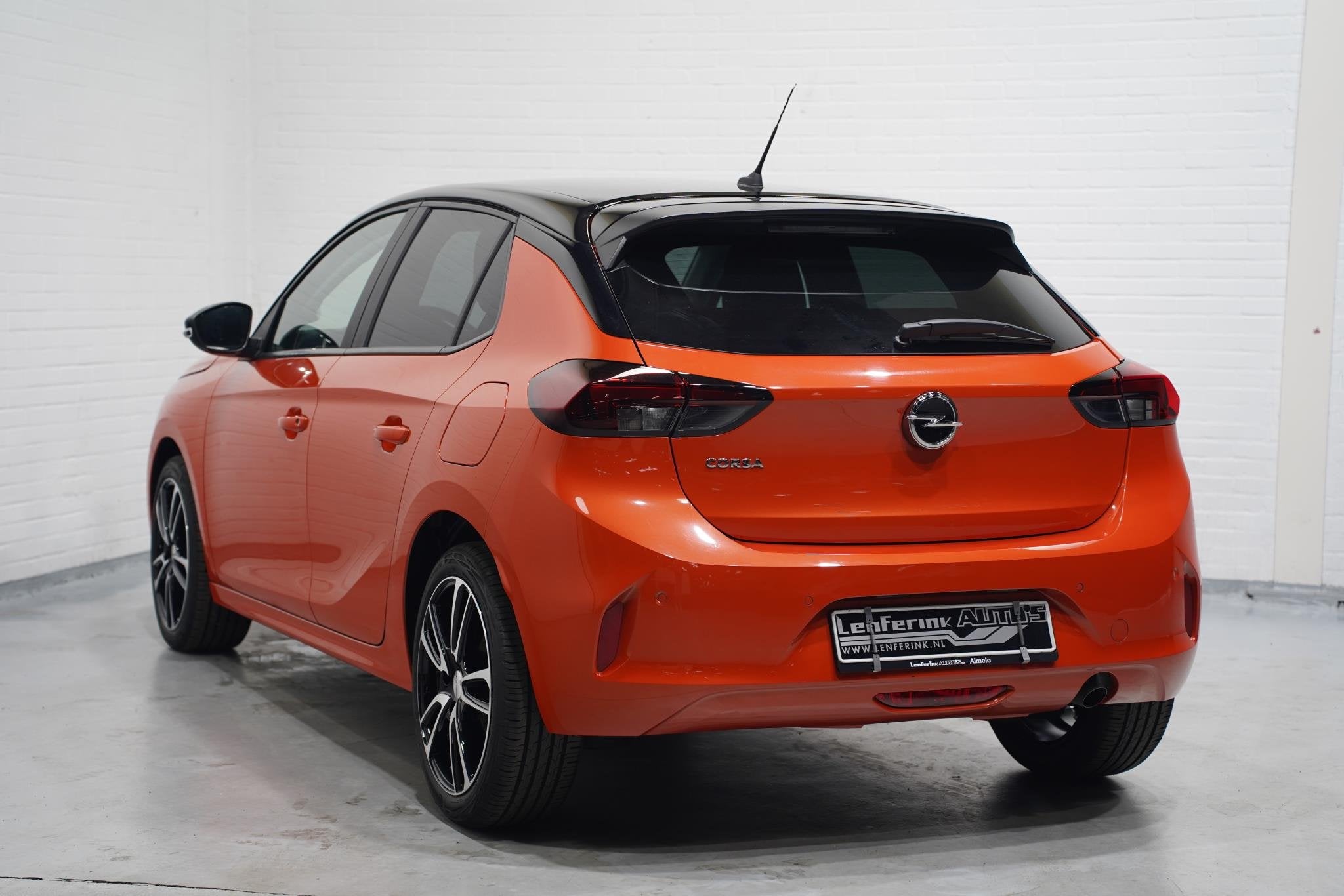 Opel Corsa 1.2 100 pk Black&Orange Edition Airco, Dak Zwart, Gebruikt, 49 €/maand, 102 pk, Handgeschakeld