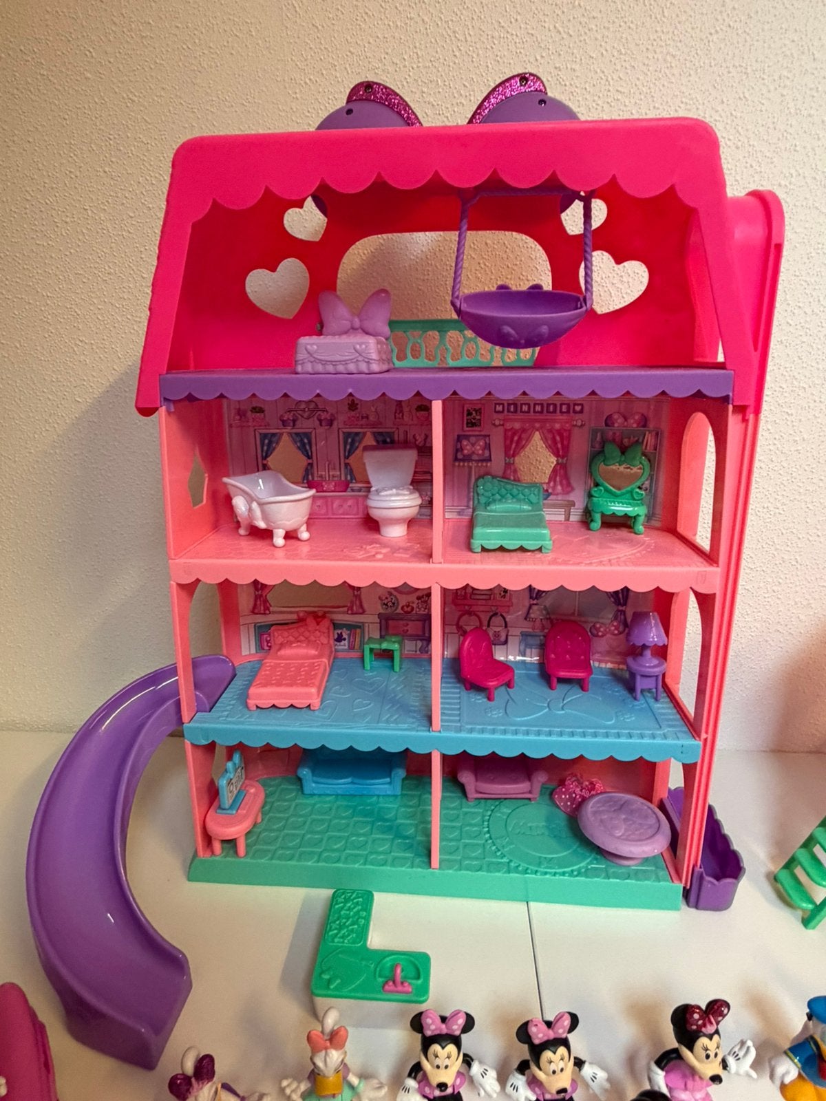 Geweldige minnie mouse hotel en speelset inc accecoires, Ophalen, Zo goed als nieuw, Poppenhuis