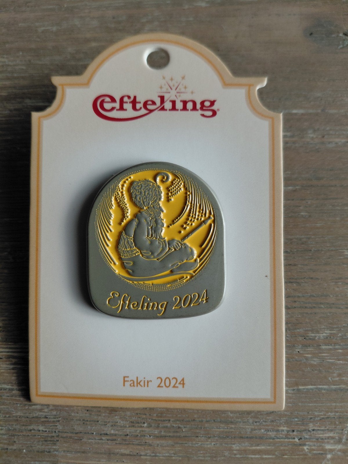 Efteling jaarpin fakir 2024, Ophalen of Verzenden, Nieuw, Button of Speldje