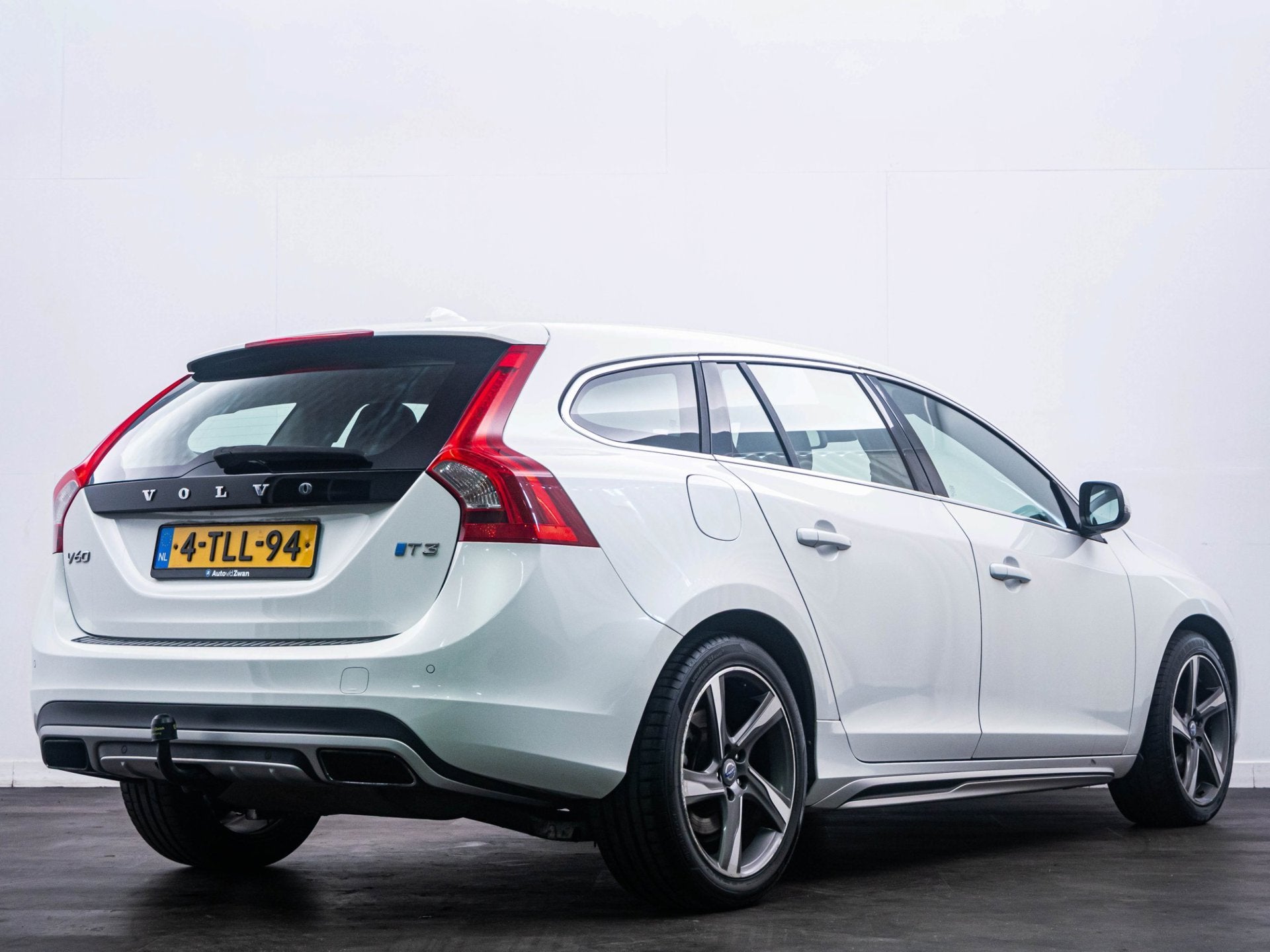Volvo V60 1.6 T3 Momentum Clima|Cruise|Navi|Trekhaak!, Auto's, Gebruikt, Zwart, 4 cilinders, 150 pk