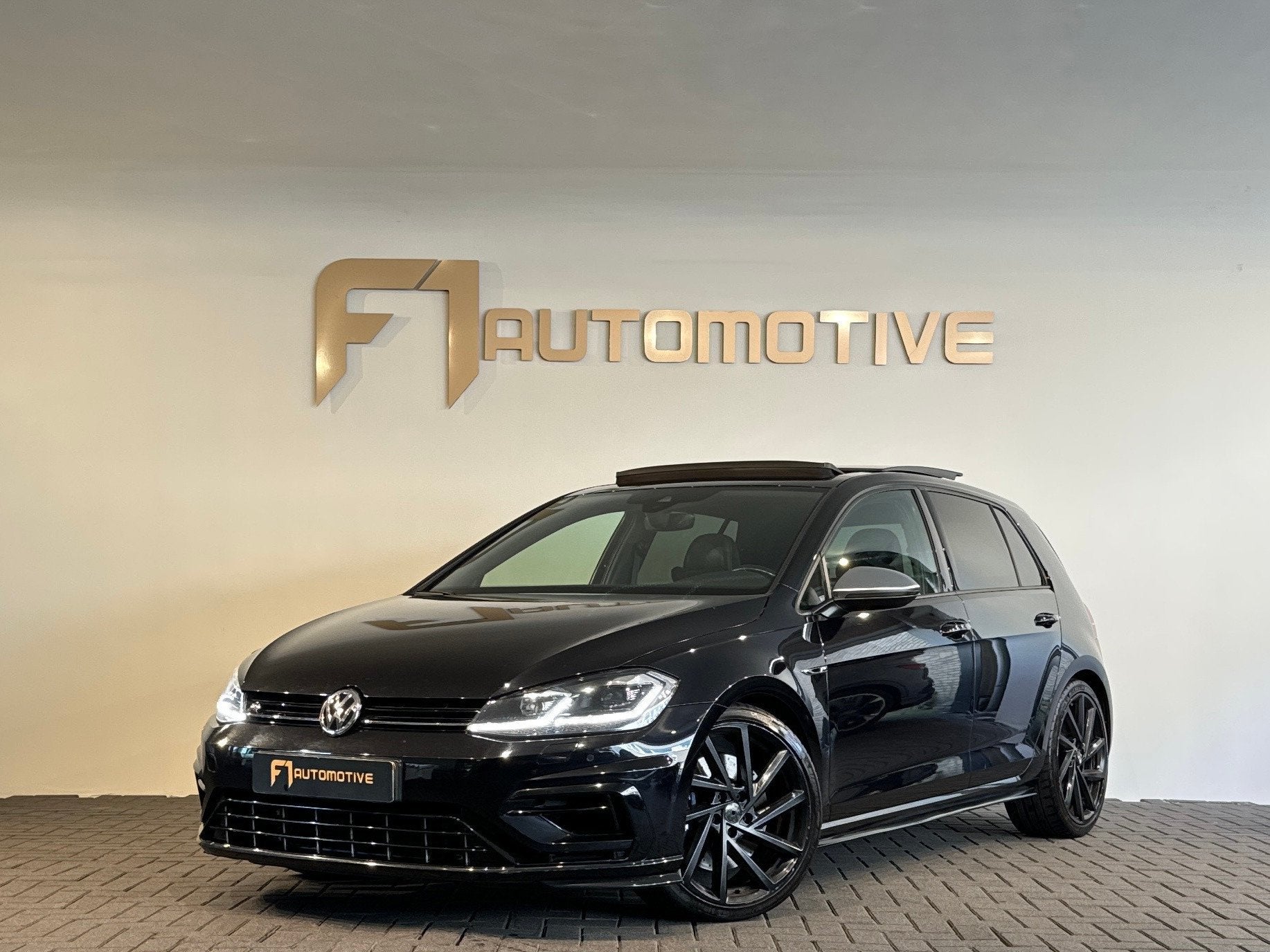 Volkswagen Golf 2.0 TSI 4Motion R Pano|Leer|Camera|Keyless|A, Automaat, Gebruikt, Euro 6, 4 cilinders