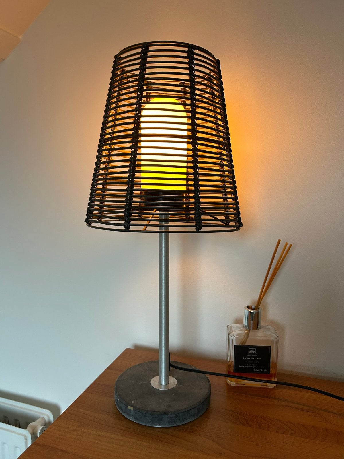 Moderne tafellamp met zwarte rotan kap en stenen voet, Ophalen, Gebruikt, Natuurlijk materiaal, E27 (groot)