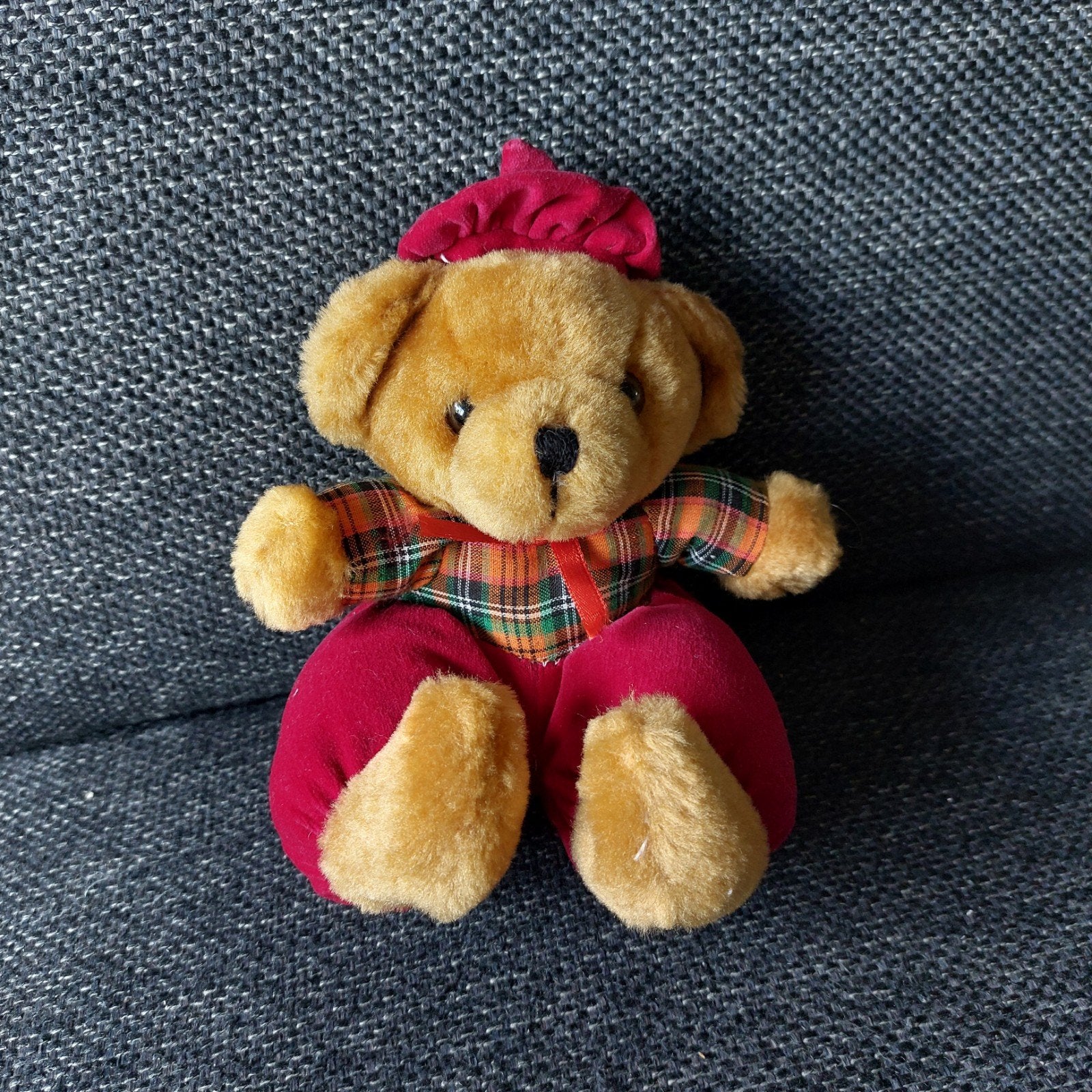 Klein Teddybeertje met geruit shirt en rode baret, Overige merken, Overige karakters, Beer, Ophalen of Verzenden