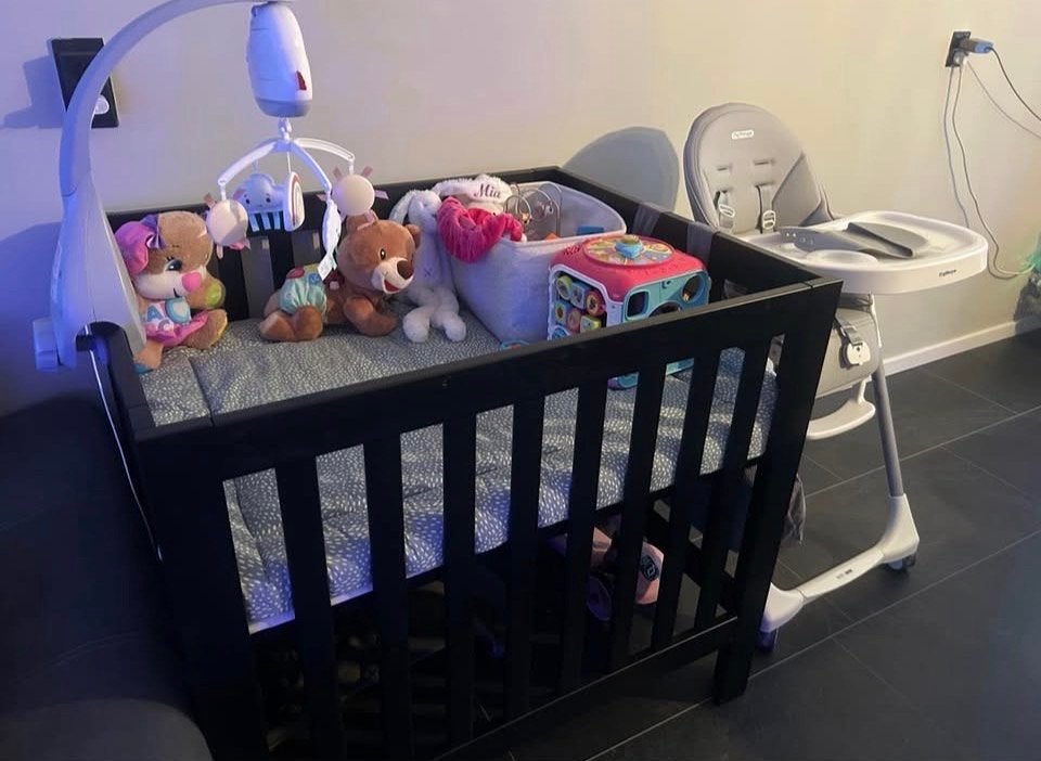Baby box zwart met Fisher-Price Muziekmobiel - Rainbow - Gri, Ophalen, Zo goed als nieuw, Vierkant