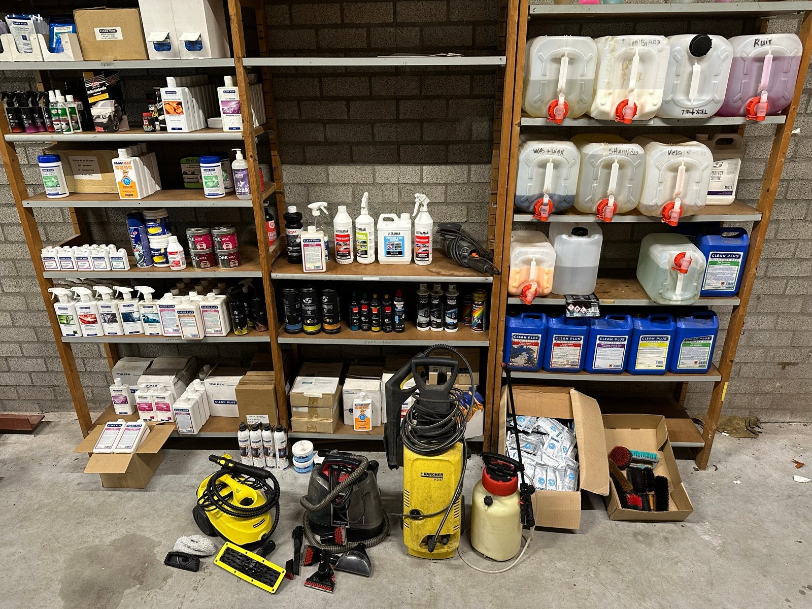 Garageverkoop: Reinigingsmiddelen en apparatuur, Ophalen