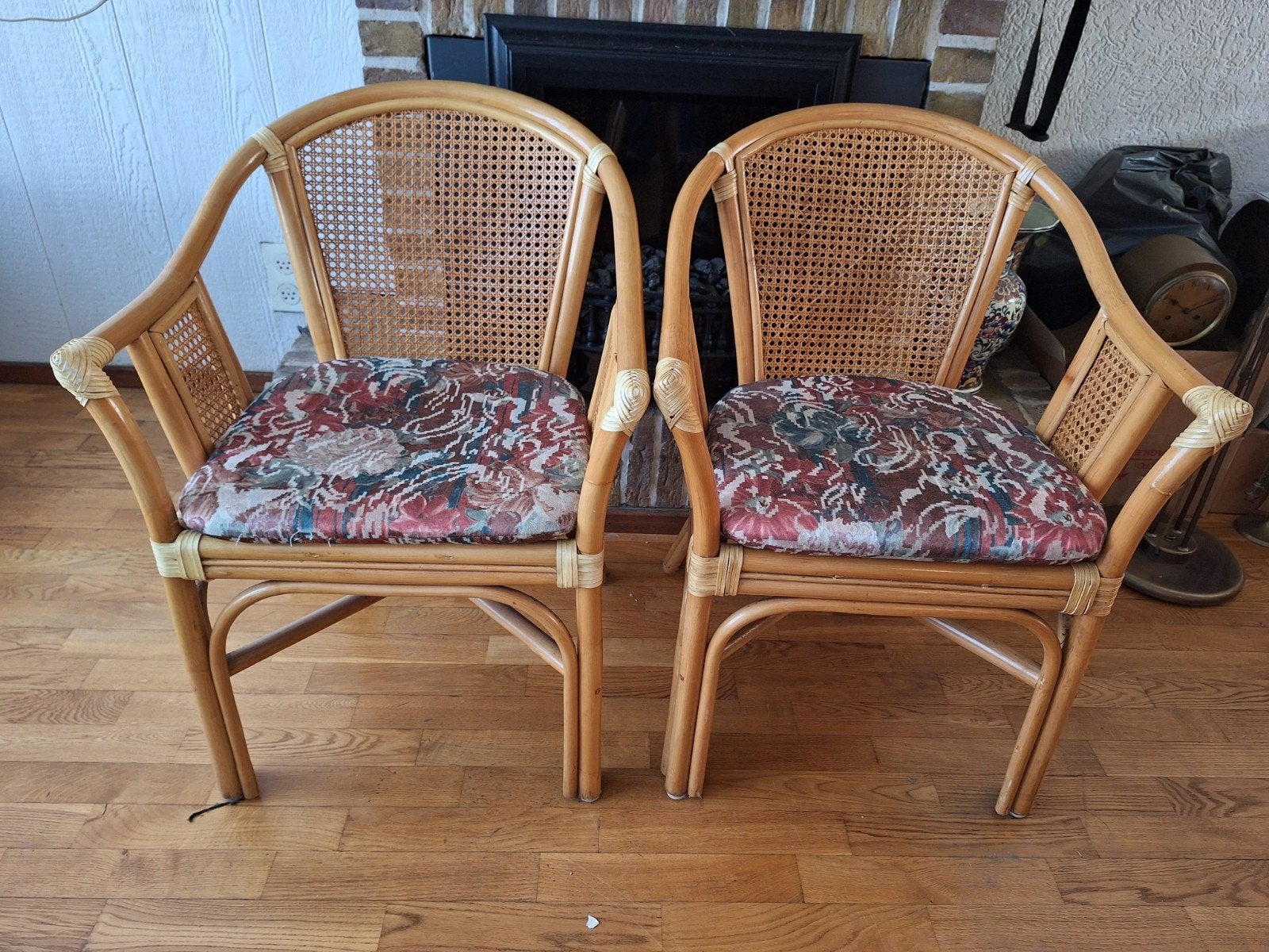 vintage 2 stevige rotan stoelen met kussens jaren 70/80, Huis en Inrichting, Ophalen, Bruin, Twee