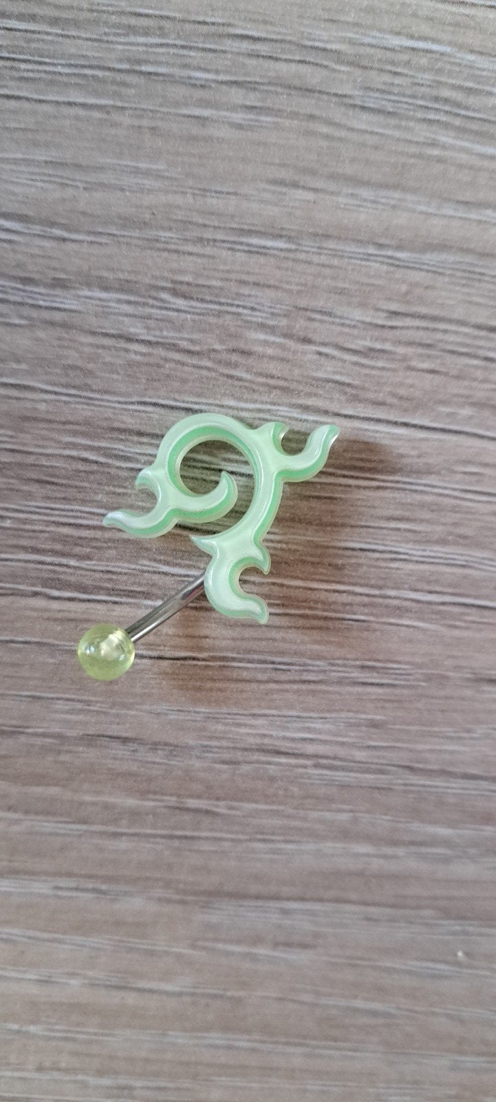 Groene navelpiercing met tribal design. Geeft licht Neon., Ophalen of Verzenden, Zo goed als nieuw, Staal, Navelpiercing