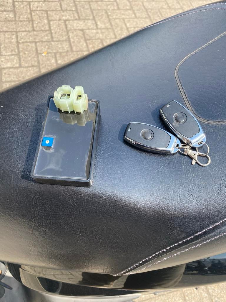 Begrenzer Mio CBD Remote V3 met 2 afstandsbedieningen, Fietsen en Brommers, Scooters | SYM, Ophalen of Verzenden, Zo goed als nieuw