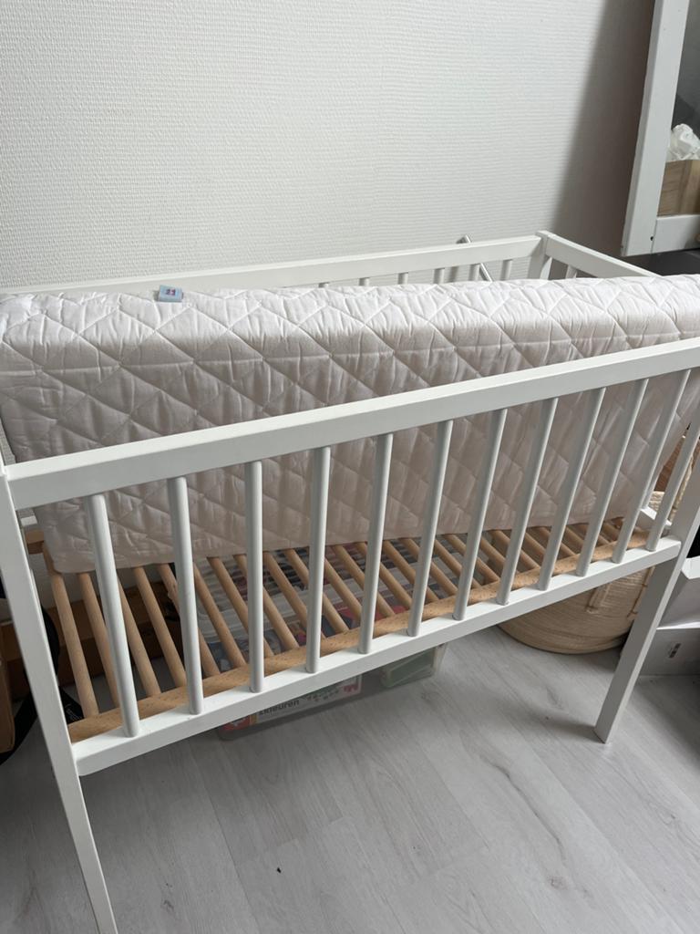Witte wieg met lattenbodem, Kinderen en Baby's, Babywiegjes en Ledikanten, Ophalen, Gebruikt, Wieg