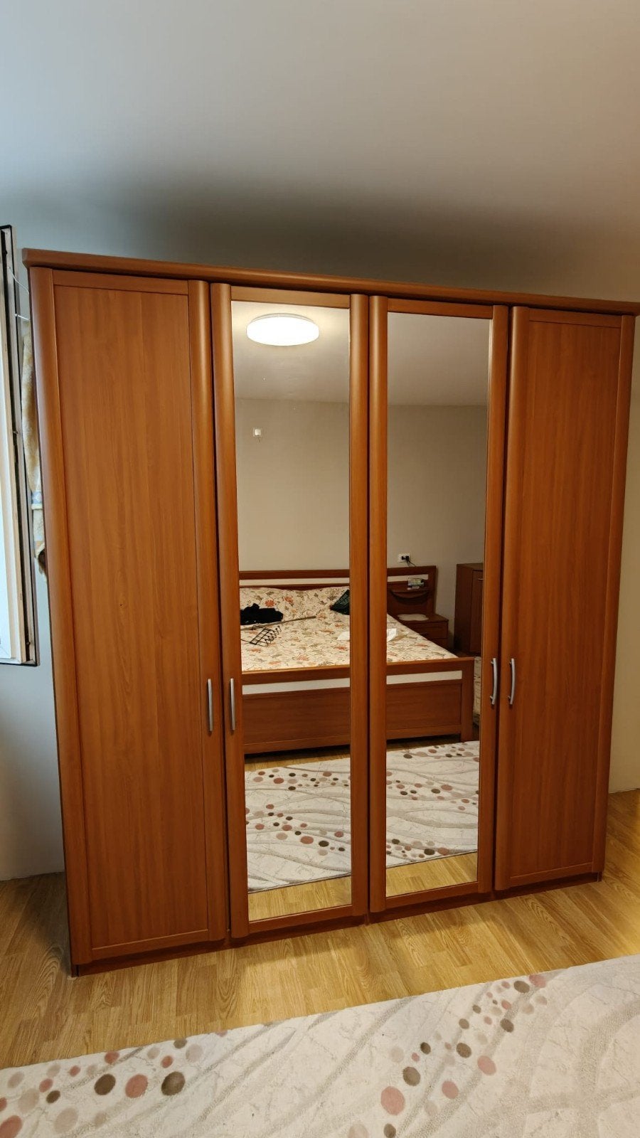 Ruime kledingkast met spiegeldeuren en veel opbergruimte, Ophalen, Met deur(en), Gebruikt, 200 cm of meer