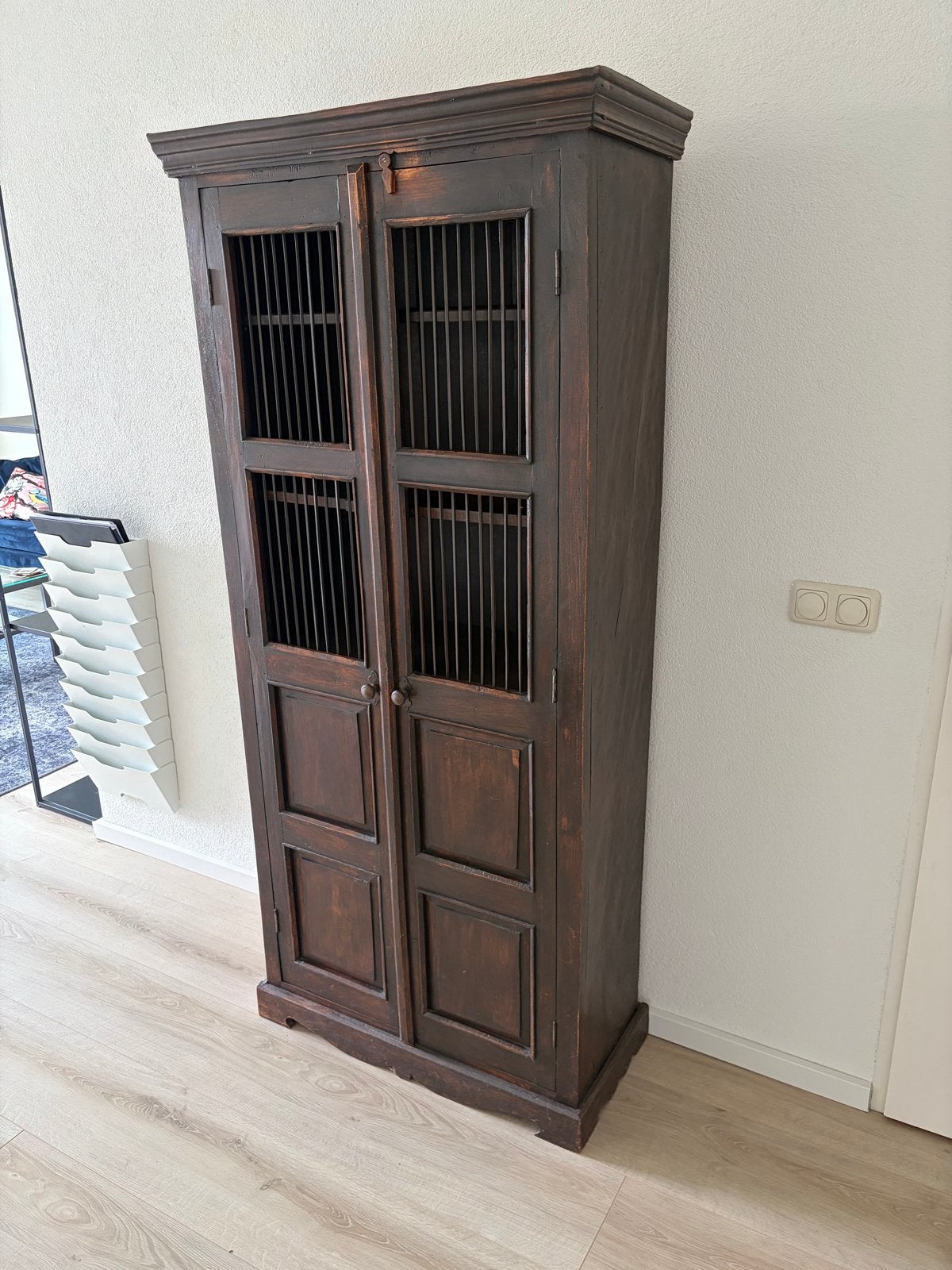 Massief houten kast met roosters - Donkerbruin, Ophalen