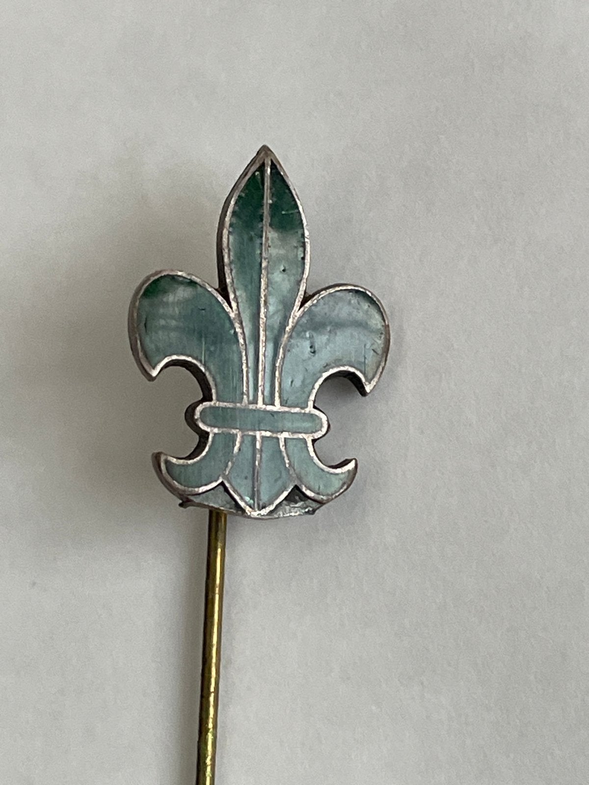 Vroeg Scouting Speldje (Padvinderij) Emaille Fleur de Lis, Ophalen of Verzenden, Gebruikt, Embleem, Speld of Insigne