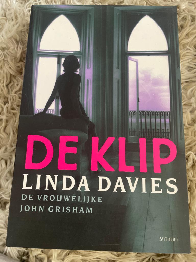 De Klip - Linda Davies (De vrouwelijke John Grisham), Ophalen of Verzenden, Gelezen, Nederland