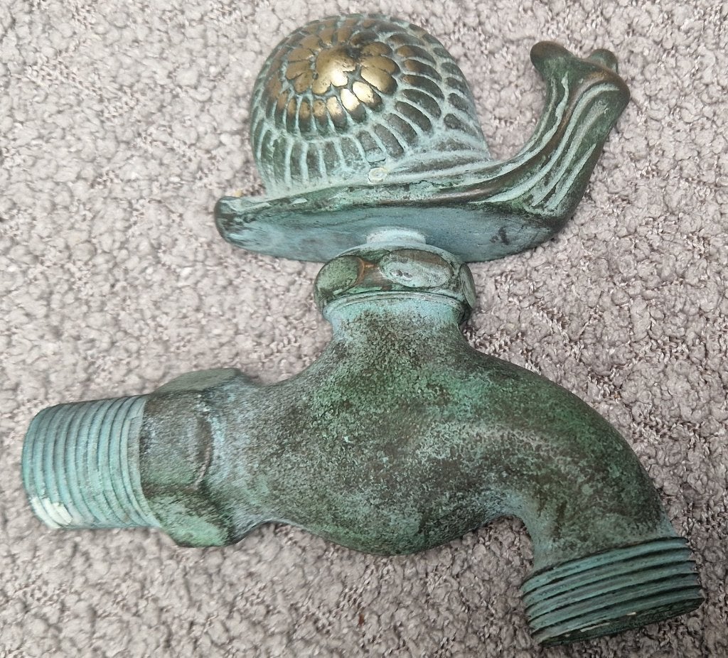 Oude bronzen waterkraan met HUISJESSLAK als draaiknop, Ophalen of Verzenden