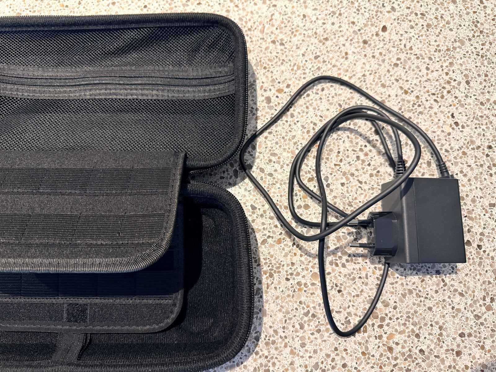 Foto 9 van Nintendo Switch OLED incl. 2 extra Joy-Cons in doos met case