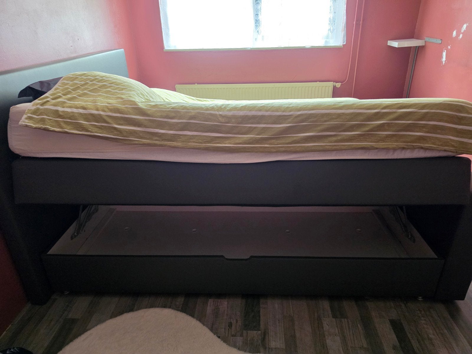 leren bed, Ophalen