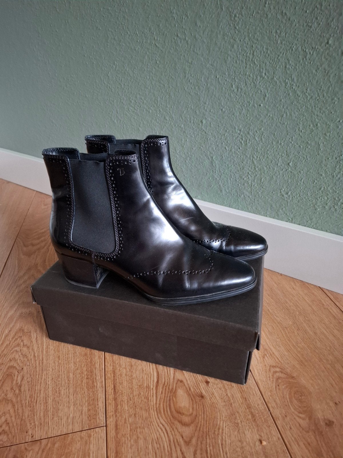 Tod's zwarte poetsleren enkellaarzen met hak, maat 38,5, Zwart, Lage of Enkellaarzen, Ophalen of Verzenden, Gedragen